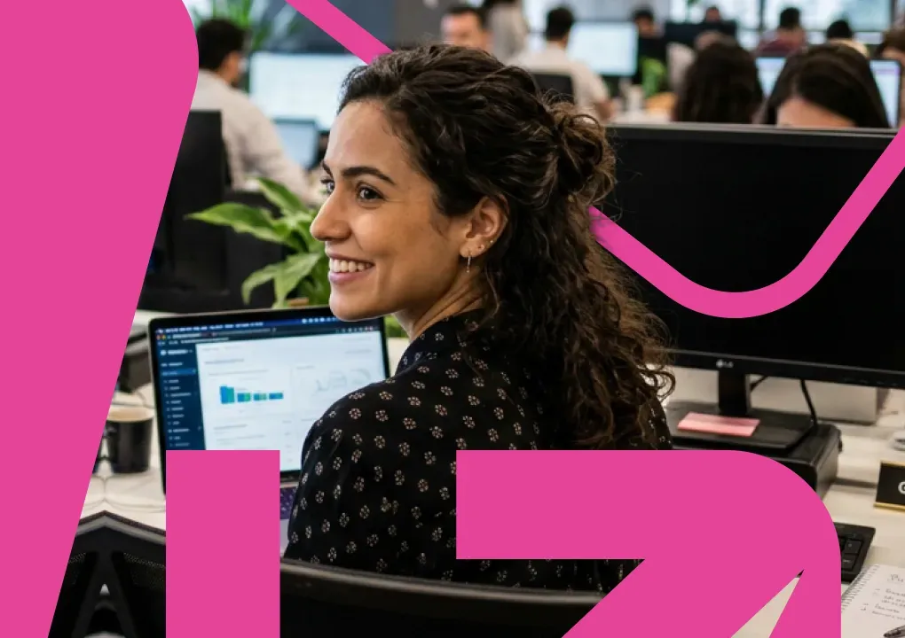 Profissional sorrindo enquanto trabalha em um laptop em um escritório, com a identidade visual da Solvefy